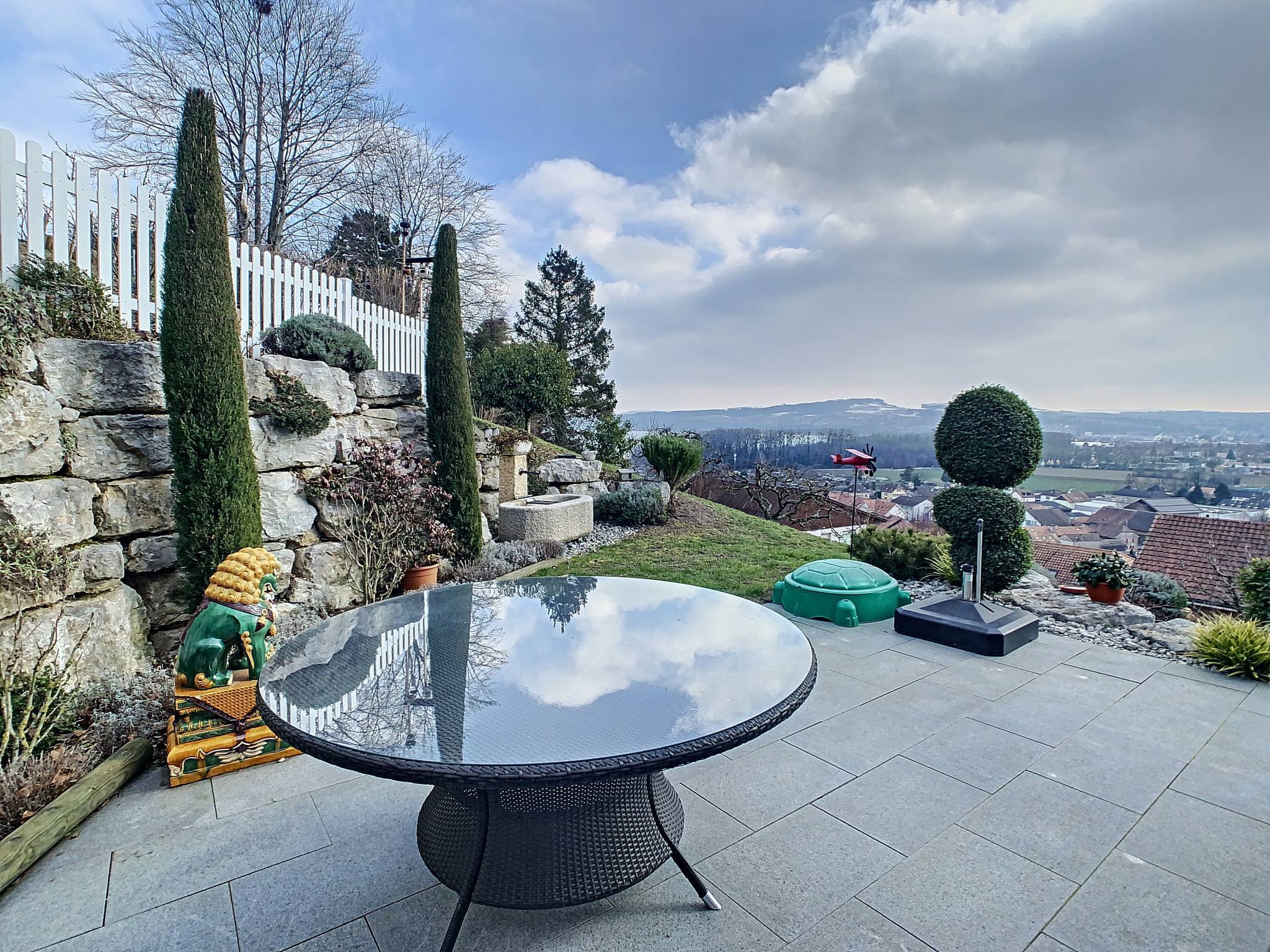 Villa contemporaine avec belle vue sur la ville et le lac de Neuchâtel