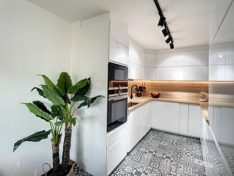 Appartement rénové de 4,5 pièces avec vue sur le lac