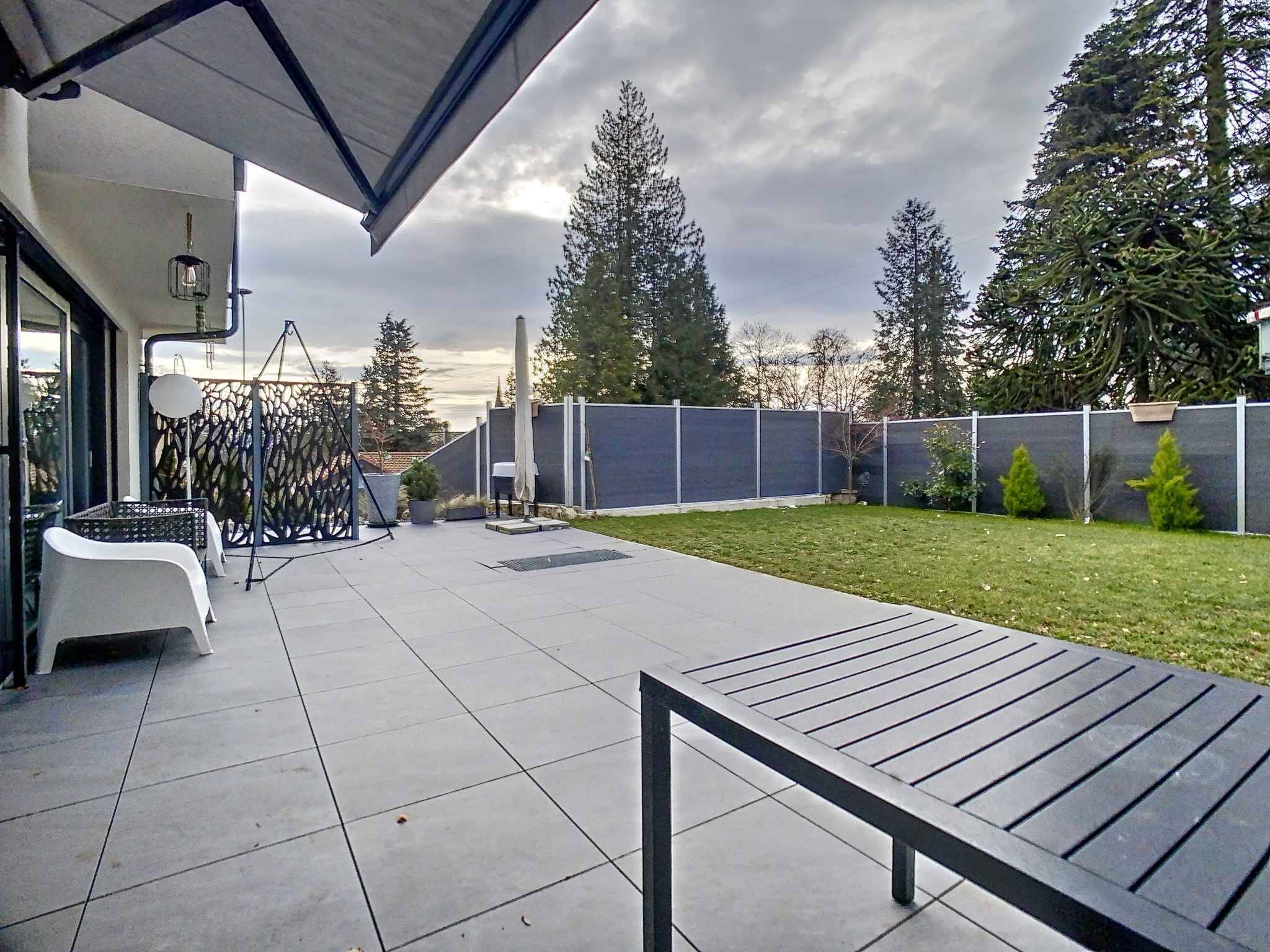 Villa contemporaine de 6.5 pièces dans les hauteurs de Neuchâtel