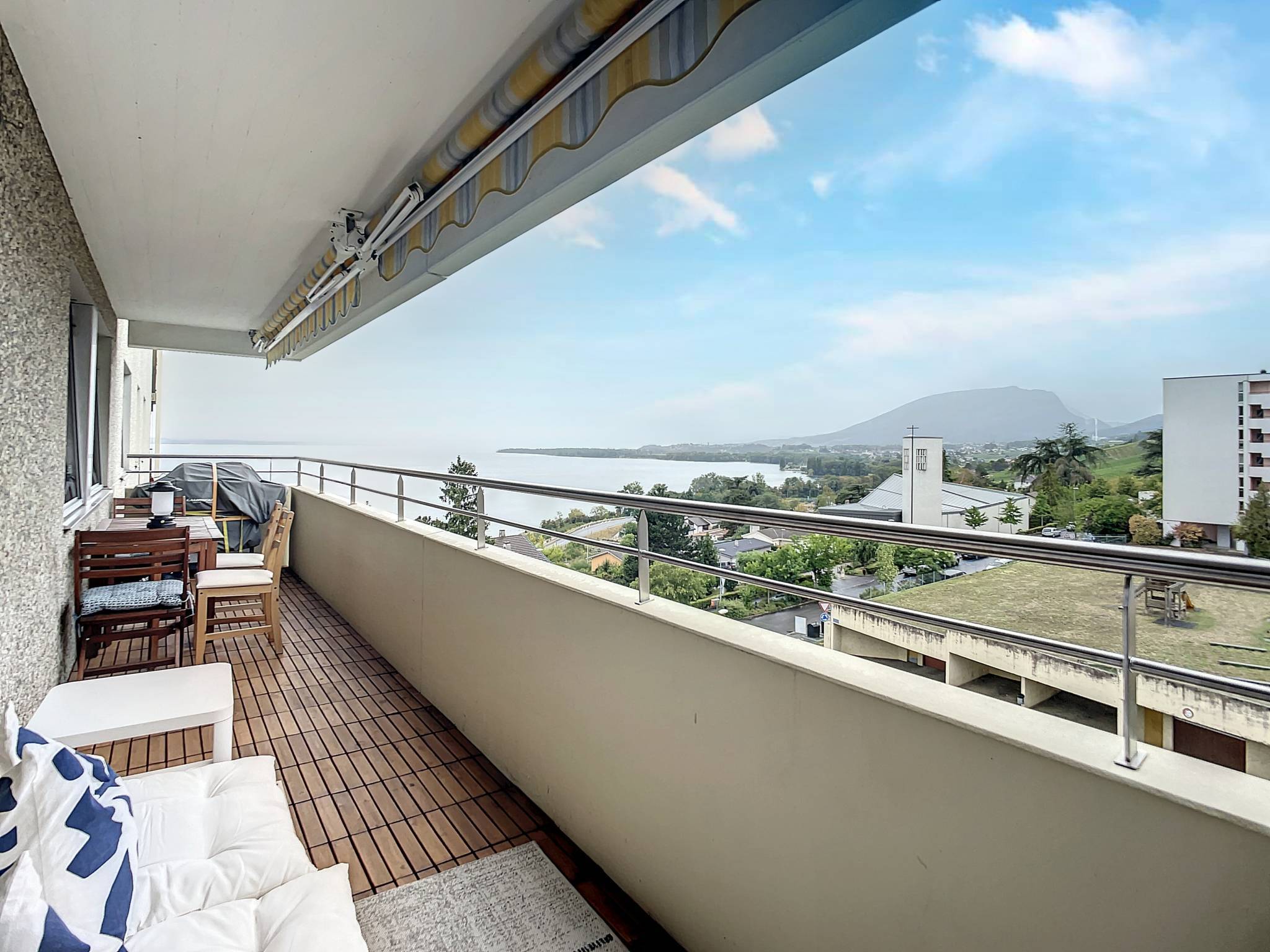Appartement rénové de 4,5 pièces avec vue sur le lac