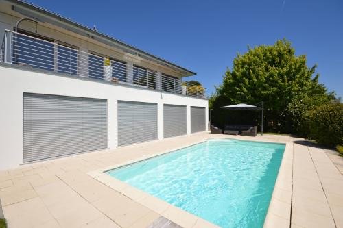 Villa contemporaine de 5.5 pièces avec piscine et vue panoramique