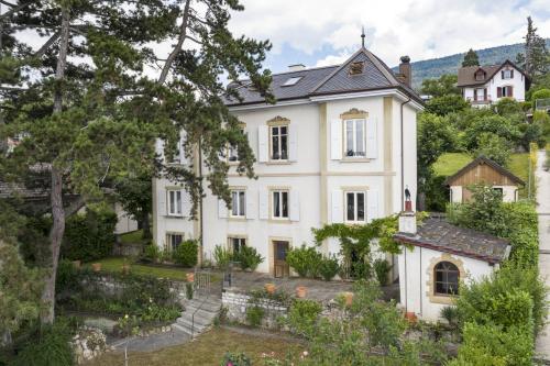 Maison de maître avec dépendance de 3.5 pièces en ville de Neuchâtel
