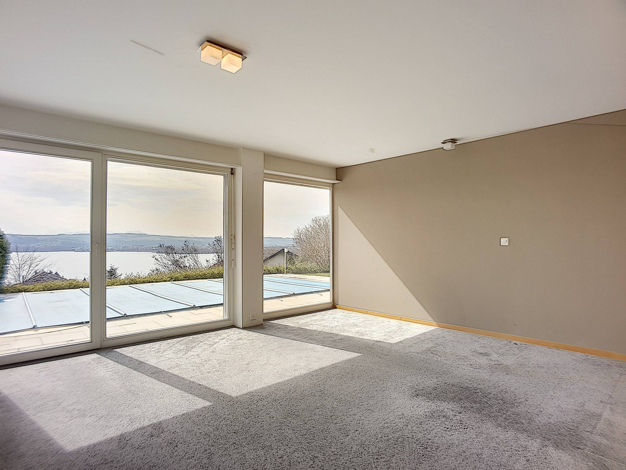 Villa contemporaine de 5.5 pièces avec piscine et vue panoramique