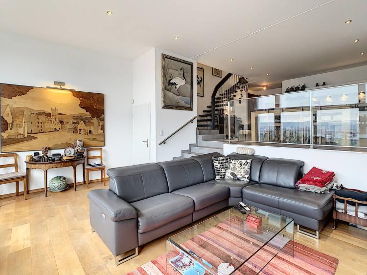 Villa contemporaine avec belle vue sur la ville et le lac de Neuchâtel