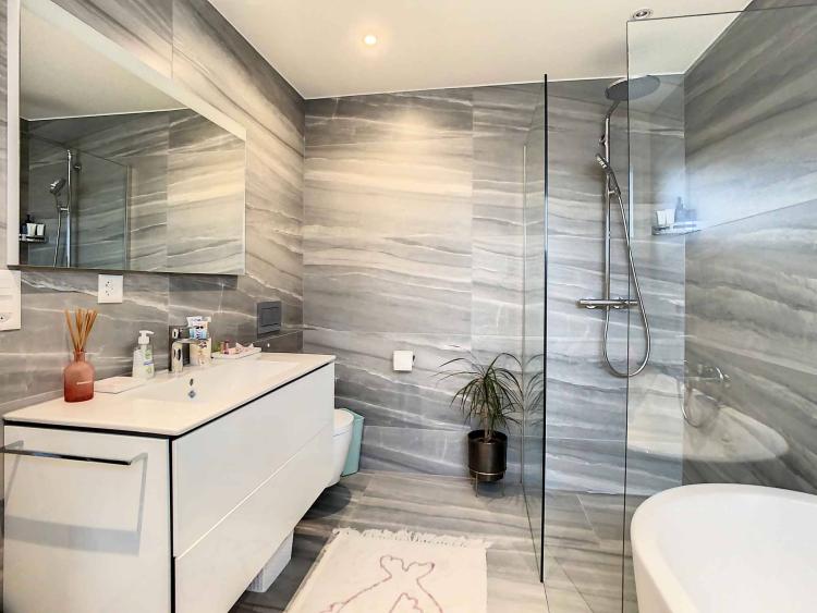 Villa contemporaine de 6.5 pièces dans les hauteurs de Neuchâtel