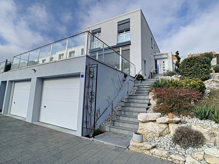 Villa contemporaine avec belle vue sur la ville et le lac de Neuchâtel