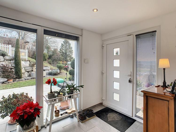 Villa contemporaine avec belle vue sur la ville et le lac de Neuchâtel