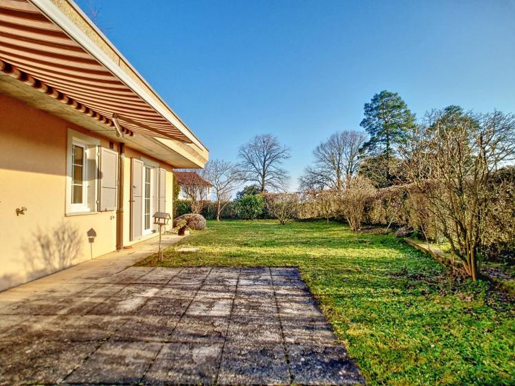 Appartement de 3.5 pièces de plain-pied avec terrasse et jardin
