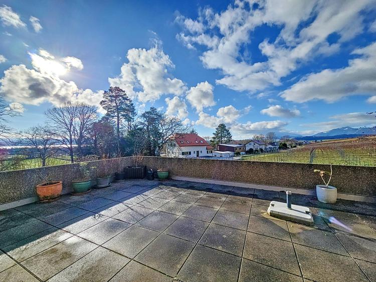 Appartement de 5.5 pièces avec deux terrasses et vue sur le lac de Neuchâtel