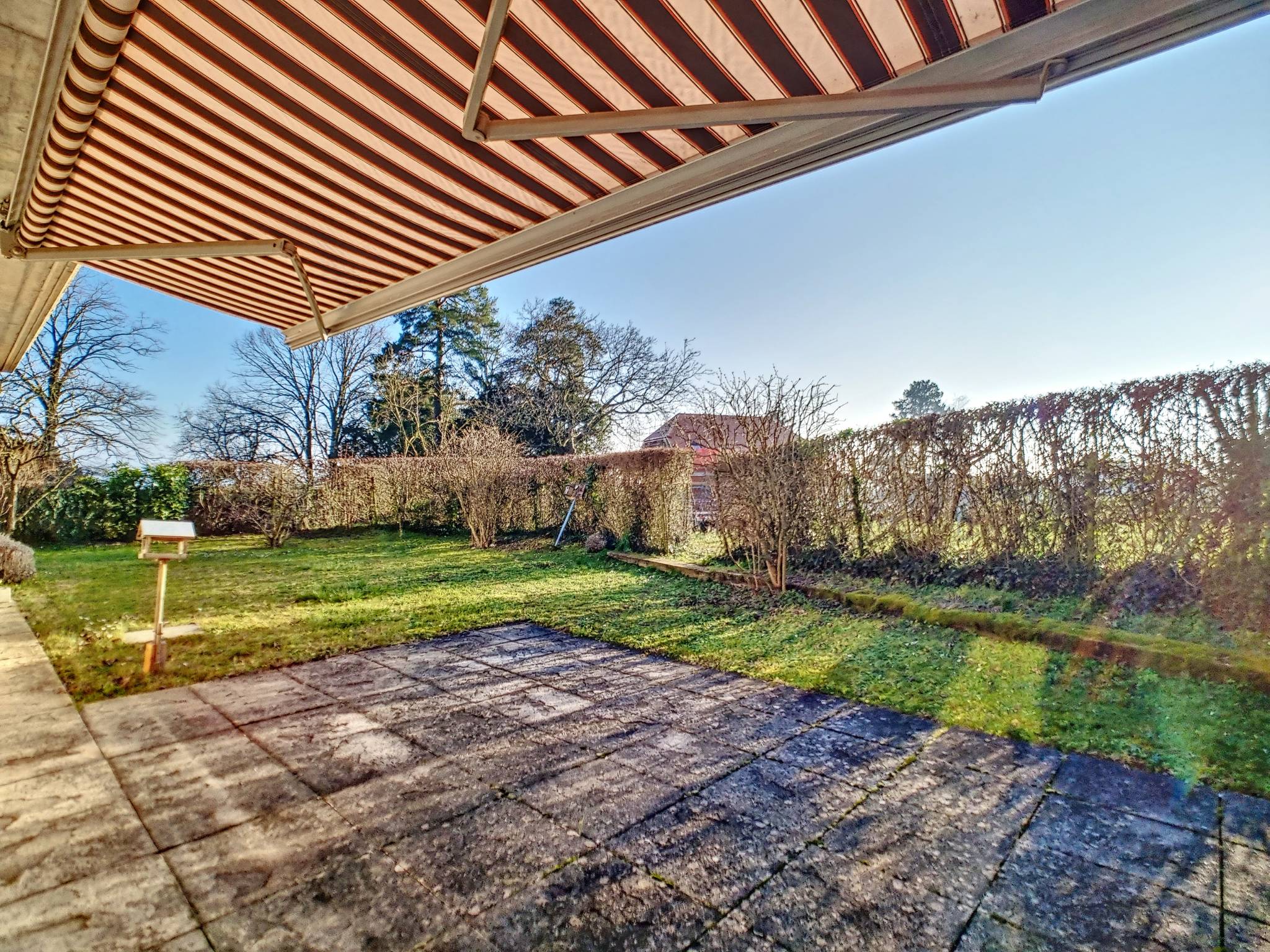 Appartement de 3.5 pièces de plain-pied avec terrasse et jardin