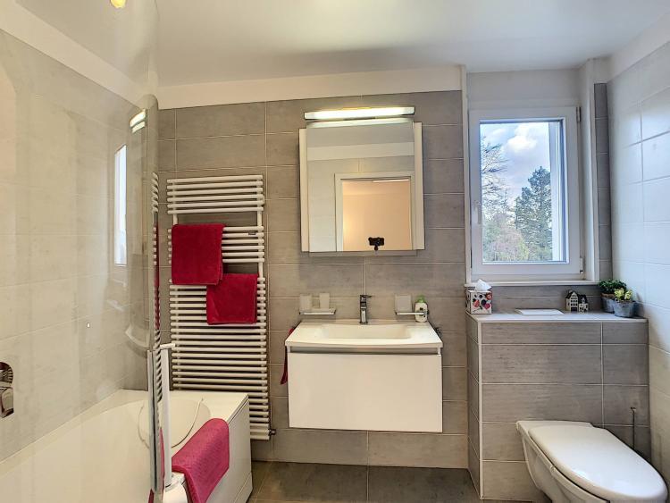 Villa contemporaine avec belle vue sur la ville et le lac de Neuchâtel