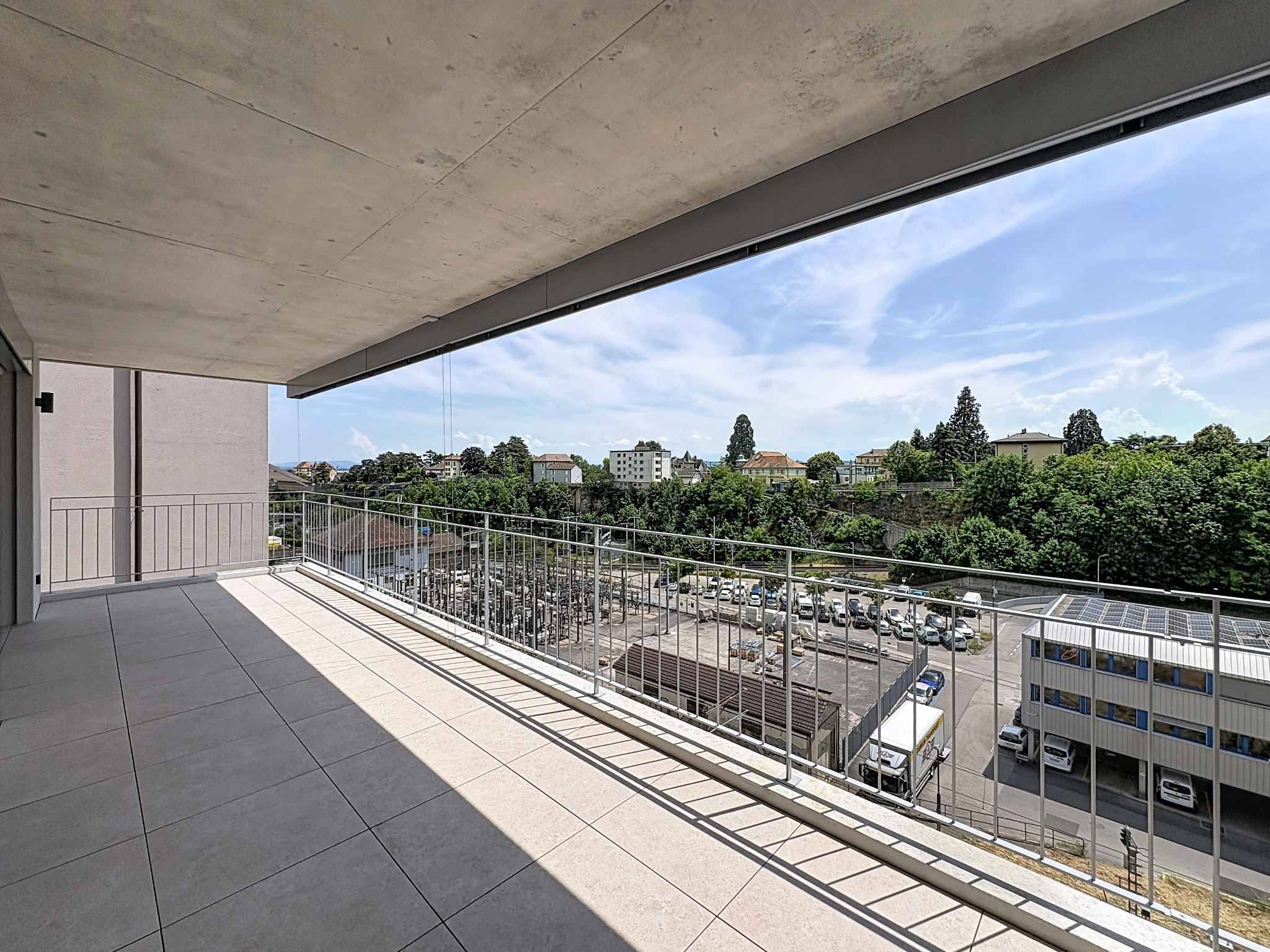 Élégance contemporaine et art de vivre dans un appartement neuf