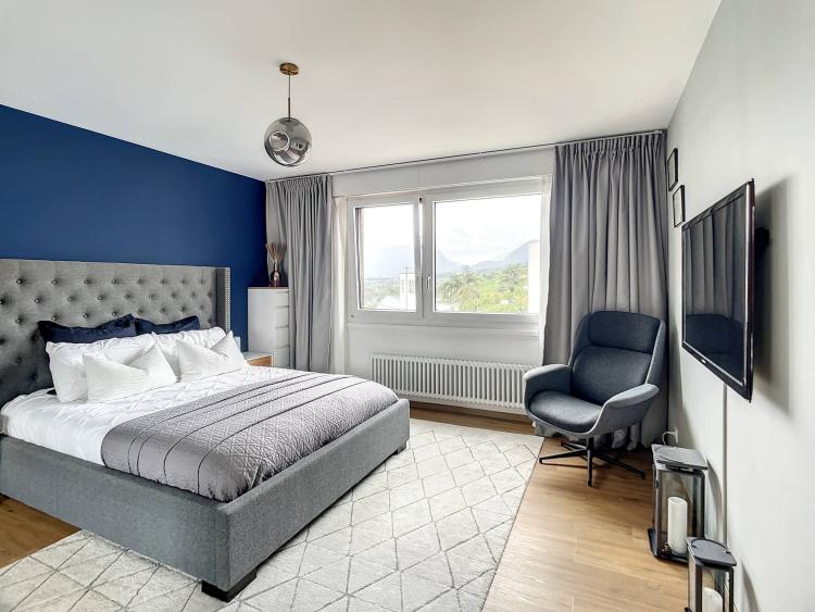 Appartement rénové de 4,5 pièces avec vue sur le lac