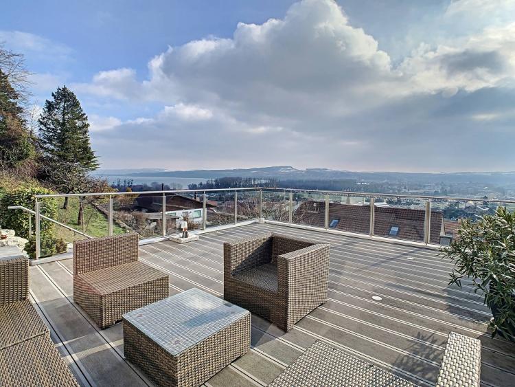 Villa contemporaine avec belle vue sur la ville et le lac de Neuchâtel