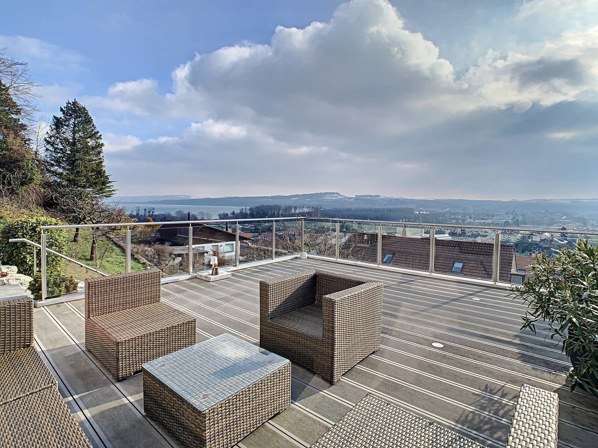 Villa contemporaine avec belle vue sur la ville et le lac de Neuchâtel