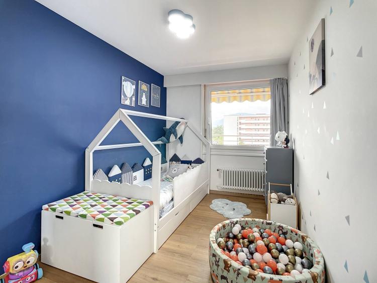 Appartement rénové de 4,5 pièces avec vue sur le lac