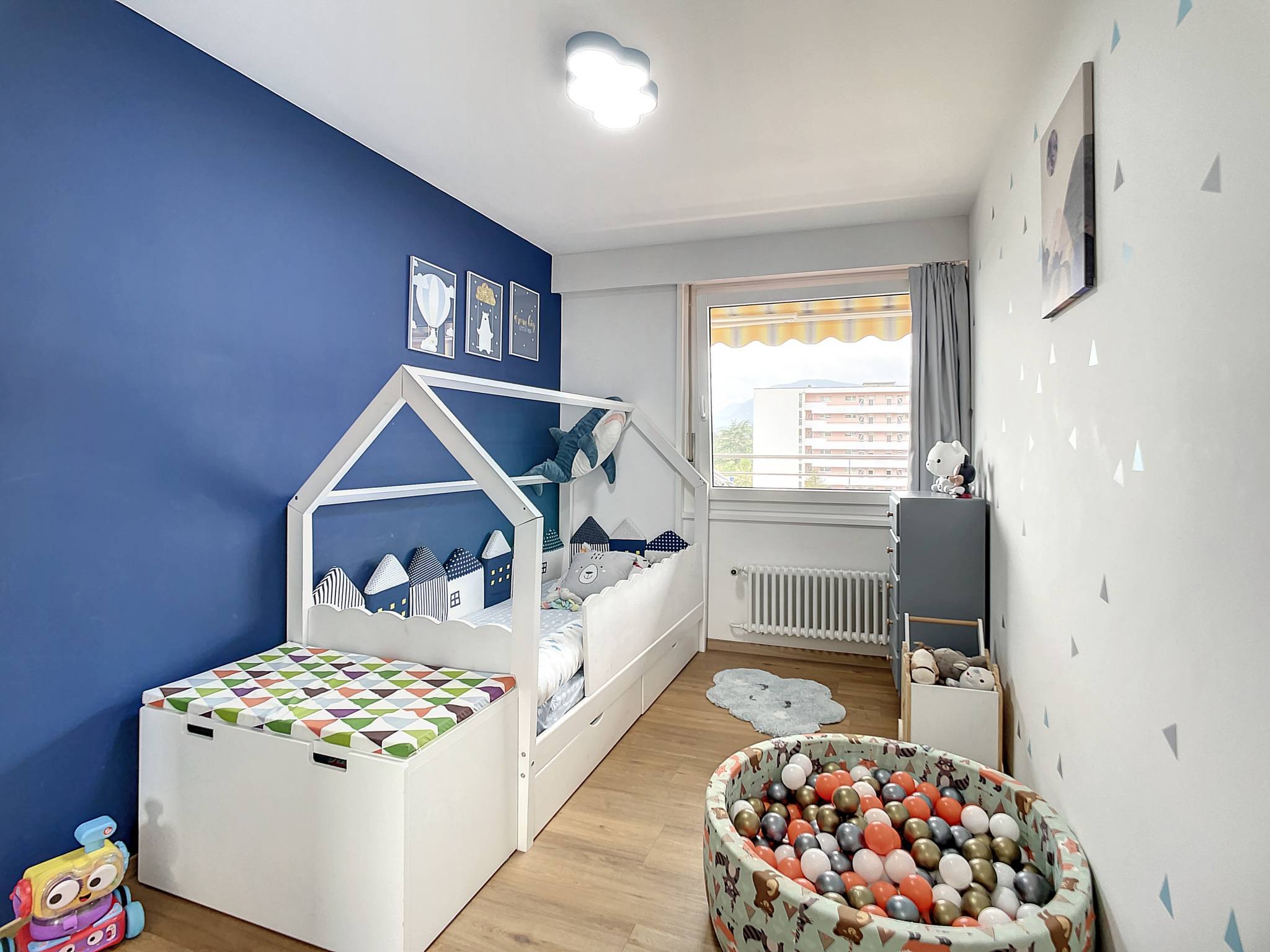 Appartement rénové de 4,5 pièces avec vue sur le lac