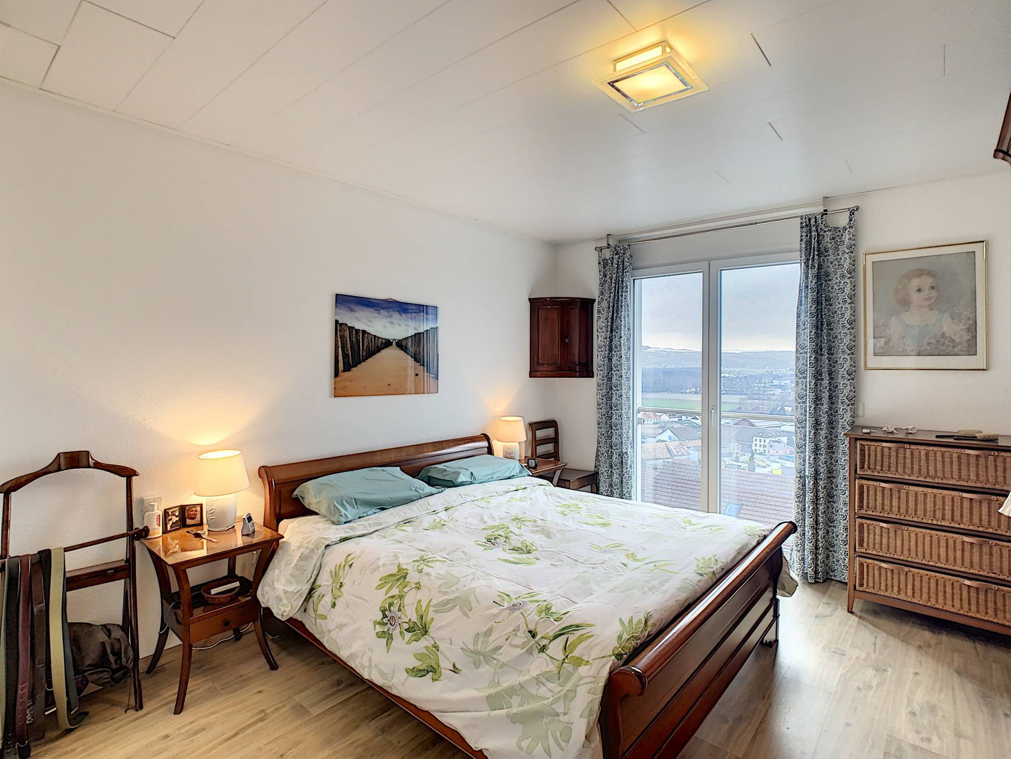 Villa contemporaine avec belle vue sur la ville et le lac de Neuchâtel