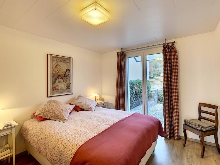 Villa contemporaine avec belle vue sur la ville et le lac de Neuchâtel