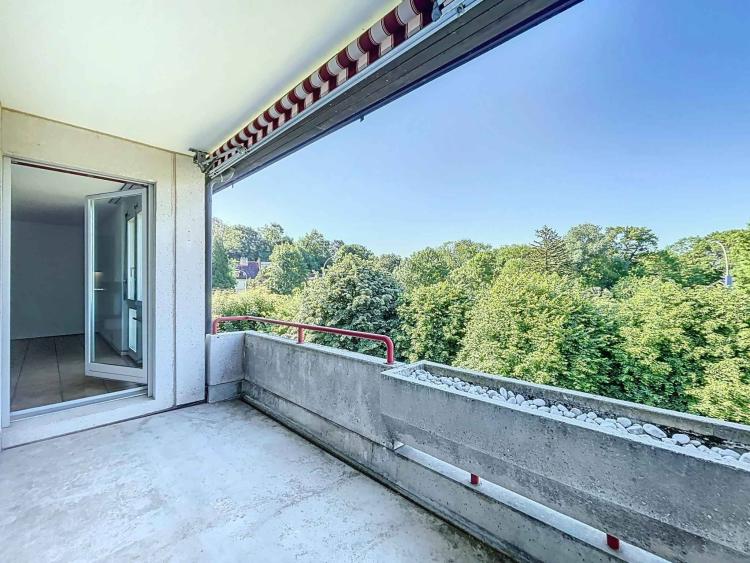 Appartement 4.5 pièces lumineux avec balcon et place de parc