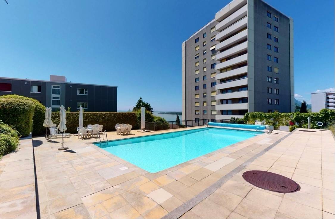 Appartement rénové de 4,5 pièces avec vue sur le lac