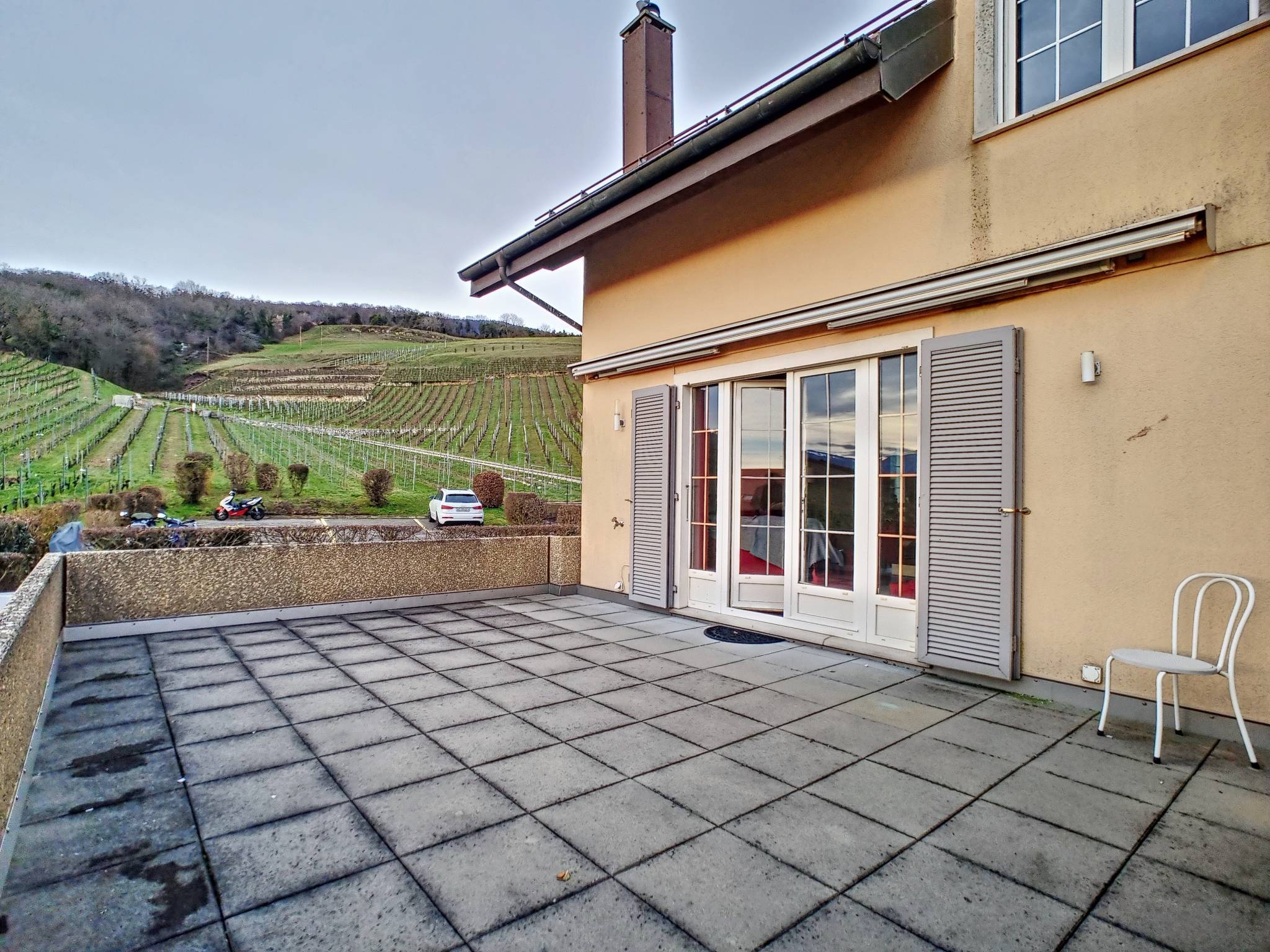 Appartement-villa de 5,5 pièces avec 3 terrasses et garage double