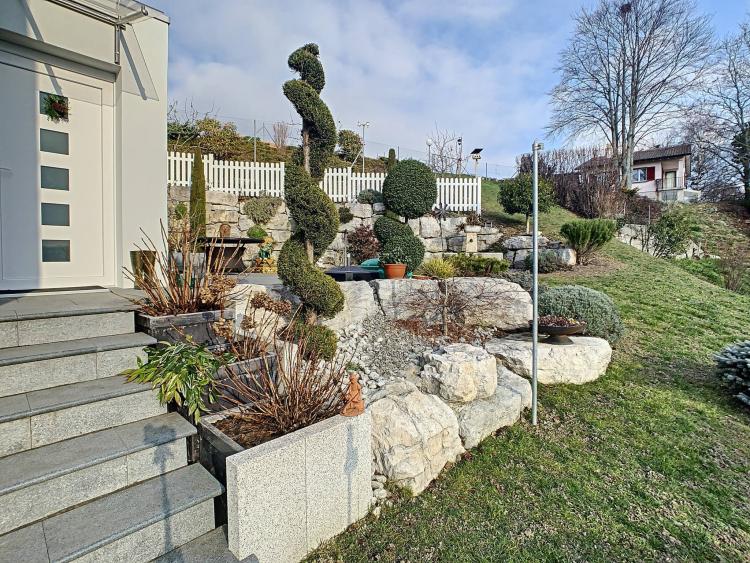 Villa contemporaine avec belle vue sur la ville et le lac de Neuchâtel