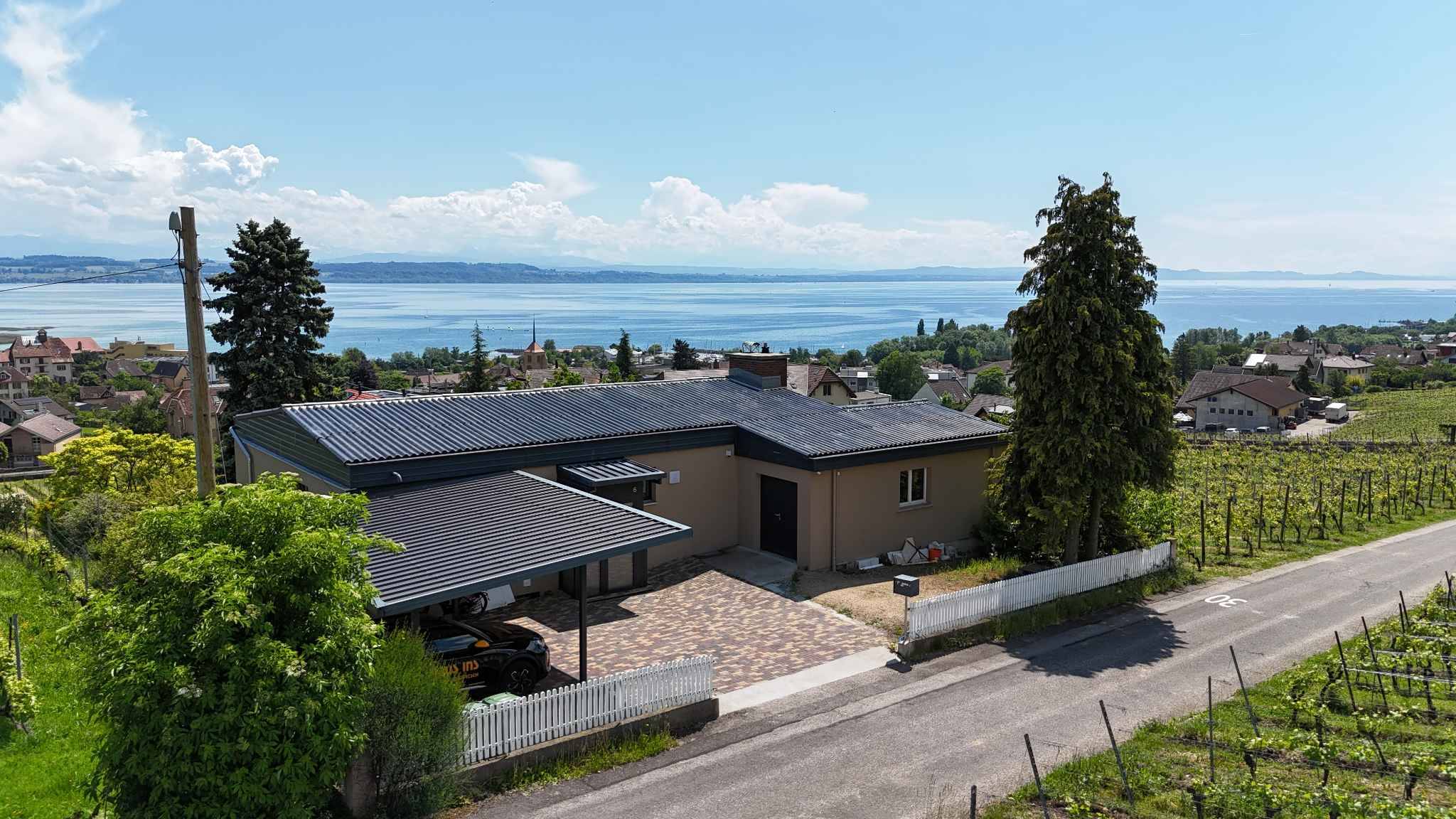 Villa de standing au cœur des vignes avec vue lac imprenable
